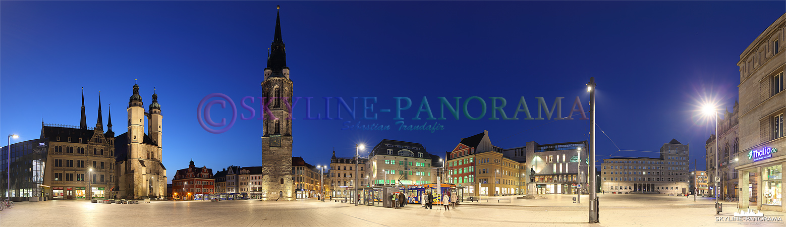 Panorama Halle/ Saale - Die abendliche Silhouette des halleschen Marktplatzes mit den bekannten fünf Türmen als Panoramaansicht. 