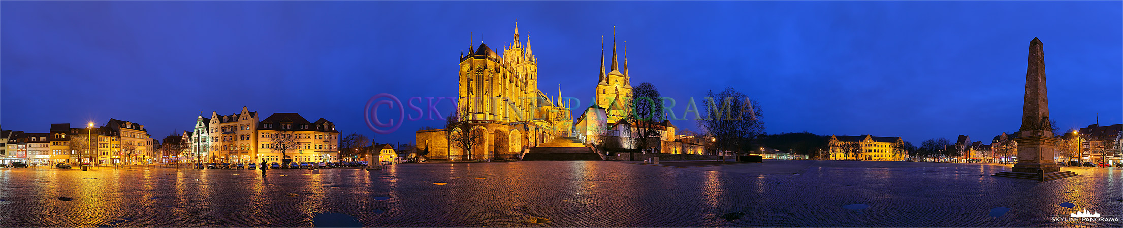 Bilder aus Erfurt - Der Domplatz der Thüringischen Landeshauptstadt Erfurt als abendliche 360 Grad Ansicht. Im Zentrum des Panoramas ist der hell erleuchtete Erfurter Dom und die Severikirche zu sehen. 