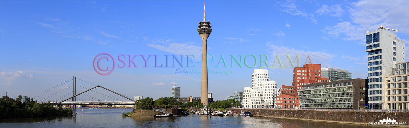 Bilder aus Düsseldorf – Panorama mit Blick auf den Rheinturm vom Düsseldorfer Mediahafen aus. 