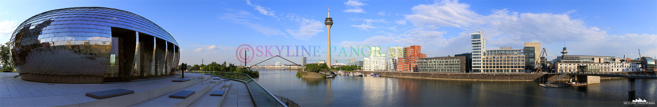 Bilder aus Düsseldorf – Panorama mit dem Blick vom Hotel Hyatt aus in Richtung Rheinturm und Gehry-Bauten im Düsseldorfer Mediahafen.