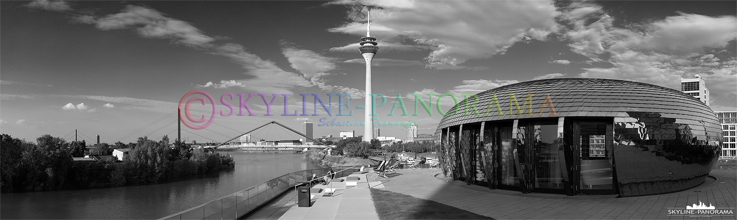 Bilder aus Düsseldorf – Schwarz-Weiss Panorama aus dem Düsseldorfer Mediahafen. 
