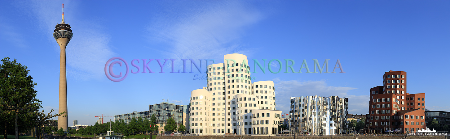 Bilder aus Düsseldorf – Die Gehry-Bauten im Düsseldorfer Mediahafen zusammen mit dem Rheinturm als Panoramaansicht. 