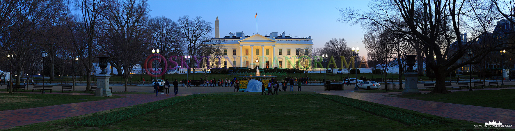 Washington Panorama - Das Weiße Haus, der Amtssitz des Präsidenten der Vereinigten Staaten, am Abend als Panorama vom Lafayette Square aus betrachtet. 