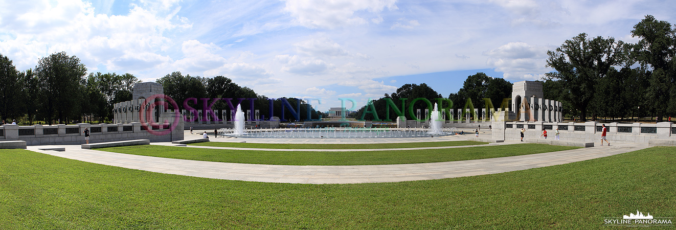 Sehenswürdigkeiten Washington - Das World War II Memorial als Panorama mit Blick in Richtung Lincoln Memorial auf der National Mall in Washington D.C. 