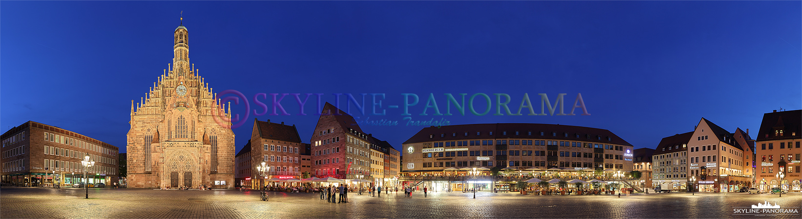 Der Nürnberger Hauptmarkt mit der beleuchteten Frauenkirche als Panorama in der Dämmerung. In der Weihnachtszeit findet auf dem Hauptmarkt der weltbekannte Nürnberger Christkindlesmarkt statt.