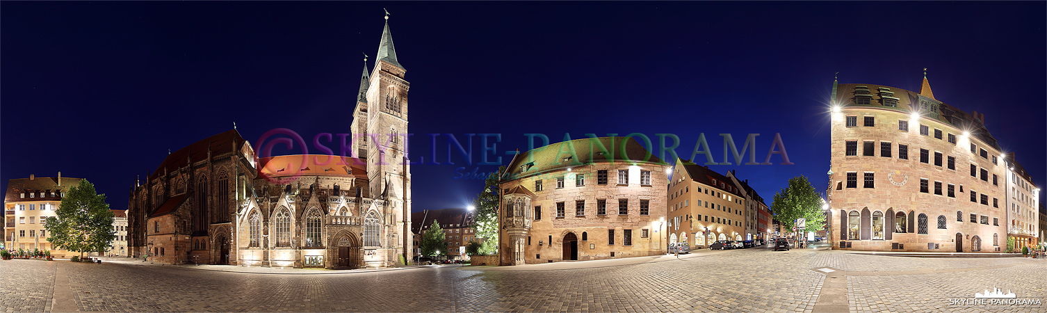 Altstadt Nürnberg - Der Sebalder Platz als abendliches 360 Grad Panorama mit der beleuchteten Sebalduskirche. 