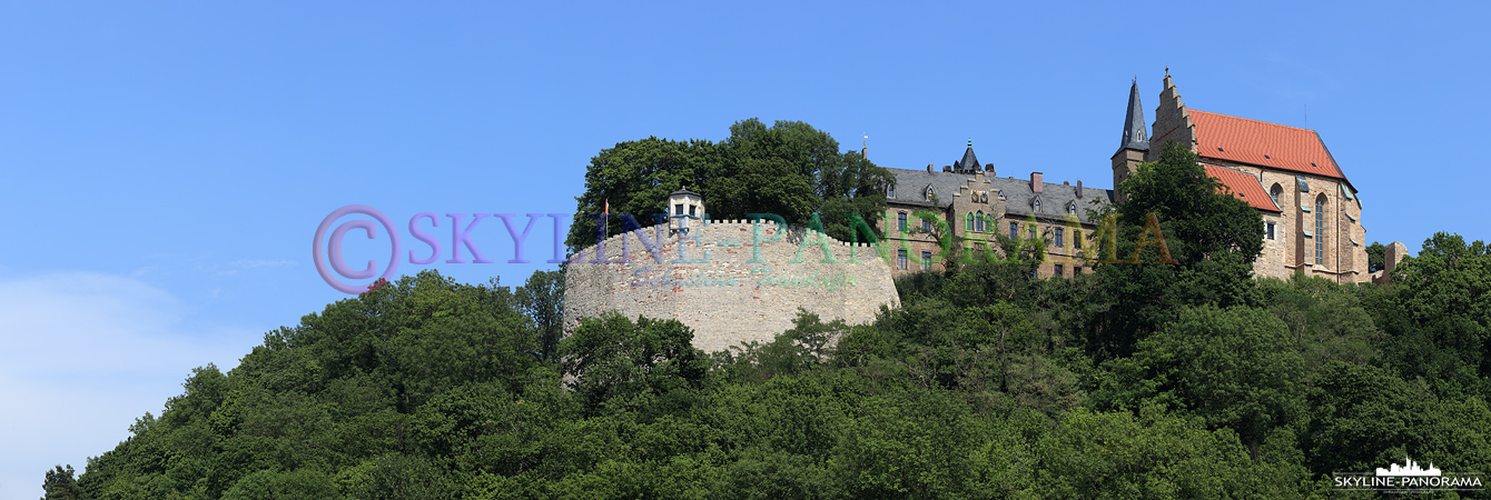 Bilder aus Mansfeld - Das Panorama zeigt das Mansfelder Schloss mit der Schlosskirche und der eindrucksvollen Schlossmauer.