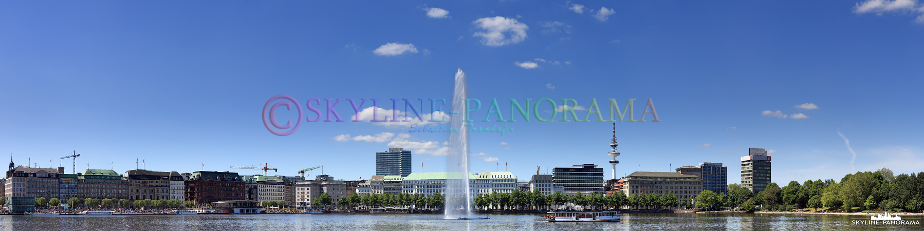 Panorama Hamburg - Das Alsterpanorama am Tag mit Blick auf die Alsterfontäne, dem bekannten Hotel "Vier Jahreszeiten" und dem Telemichel im Hintergrund. 