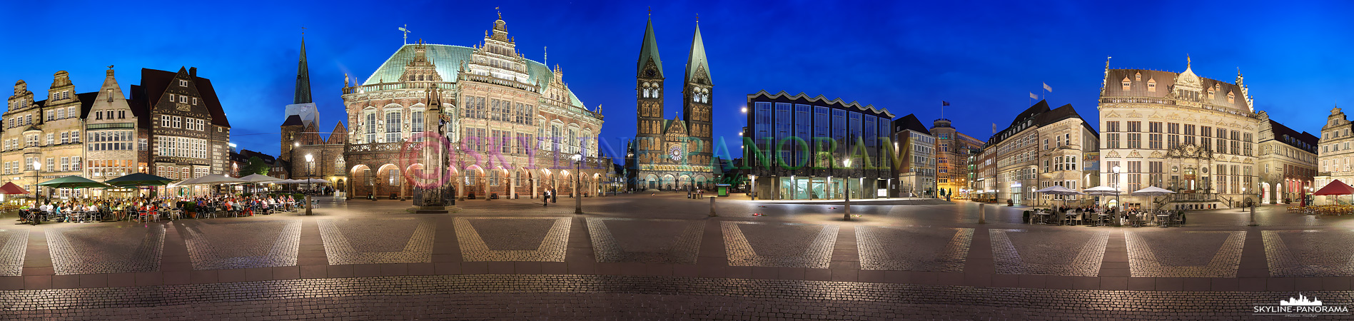 Panorama aus dem Zentrum des Bremer Marktplatzes. Auf dem historischen Platz in der Bremer Altstadt findet man einige der bekanntesten Sehenswürdigkeiten der Hansestadt, dazu zählen, um nur einige zu nennen, das Bremer Rathaus mit dem Roland, die Bronzefigur der Bremer Stadtmusikanten und der Sankt Petri Dom zu Bremen.