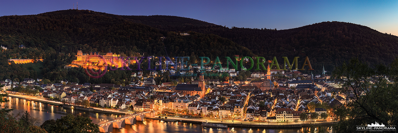 Heidelberg Bilder - Der abendliche Blick auf die beleuchtete Altstadt von Heidelberg mit der Alten Brücke und dem Heidelberger Schloss.