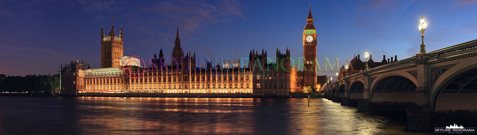 Bilder aus London – Panorama des Palace of Westminster mit dem Glockenturm Big Ben und der Westminster Bridge vom Ufer der Themse aus aufgenommen. 