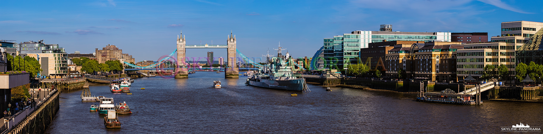 Sehenswürdigkeiten von London - Diese Aufnahme zeigt das Panorama von der London Bridge aus auf die historische Tower Bridge und das Museumsschiff HMS Belfast.