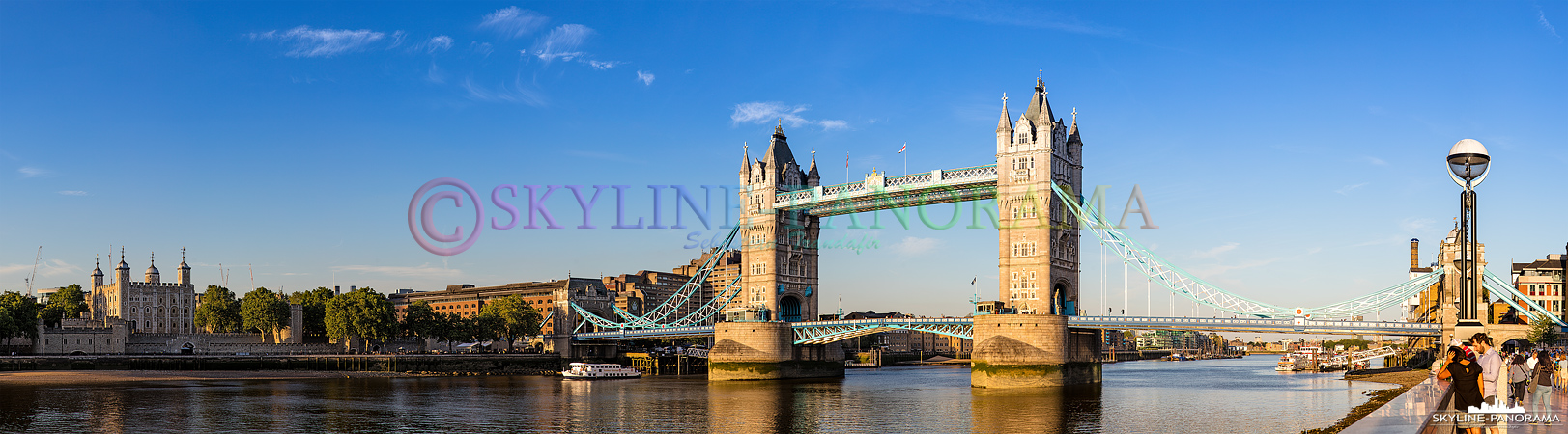 Wahrzeichen von London - Blick auf den Tower of London und die im letzten Sonnenlicht erstrahlende Tower Bridge, gesehen am Ufer der Themse auf Höhe der London City Hall.