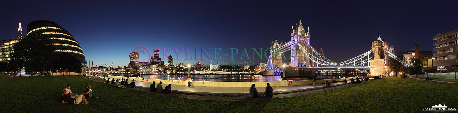 Sehenswürdigkeiten von London - Das Themse Ufer zählt zu den beliebtesten Flaniermeilen Londons. Diese Aufnahme entstand auf Höhe der City Hall und zeigt den Blick auf den Tower of London und die abendlich beleuchtete Tower Bridge. 