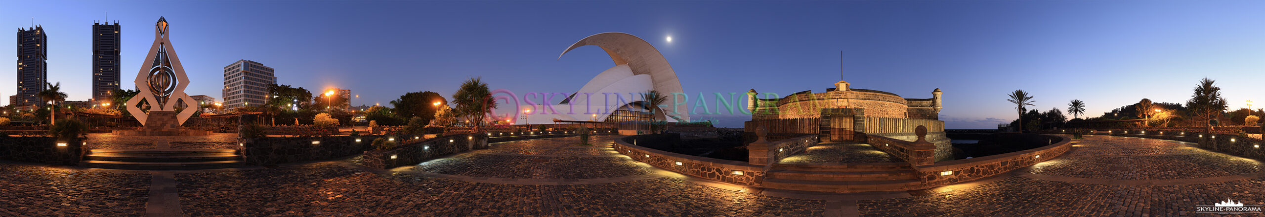 Panorama Santa Crurz - Das abendliche Panorama zeigt die Kongress- und Konzerthalle Auditorio de Tenerife und das historische Castello di San Juan Bautista.