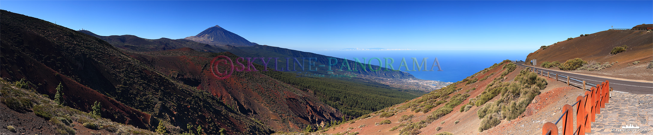 Oberhalb der Baumgrenze wird die Landschaft karger und die Vegetation spärlicher, auf diesem Panorama kann man links das Teide Observatorium erkennen. 