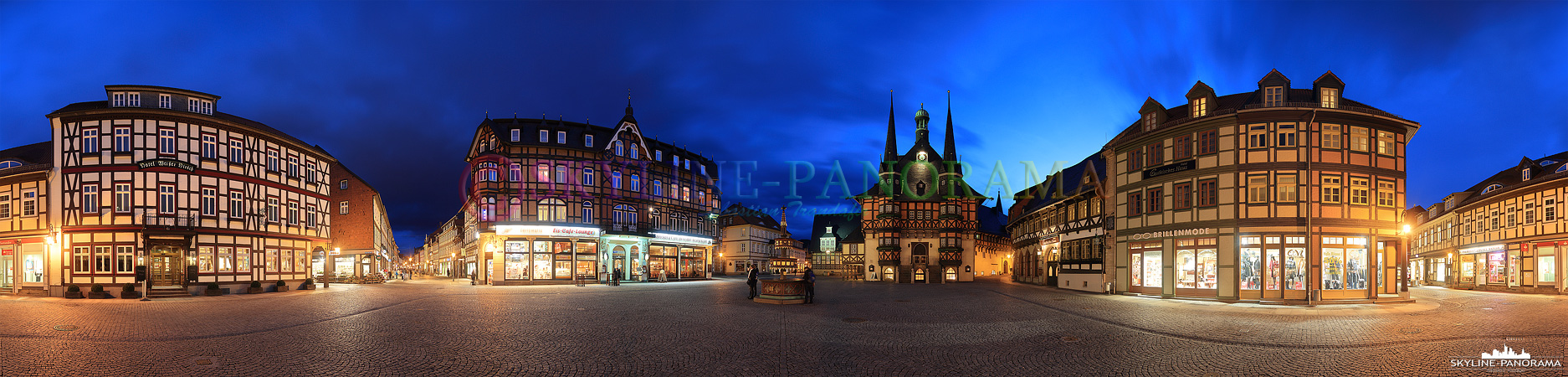 Harz Panorama - Der Marktplatz von Wernigerode im Harz als 360 Grad Ansicht. Die Aufnahme zeigt das historische Rathaus von Wernigerode zusammen mit dem Wohltäterbrunnen und den restaurierten Fachwerkensemble. 