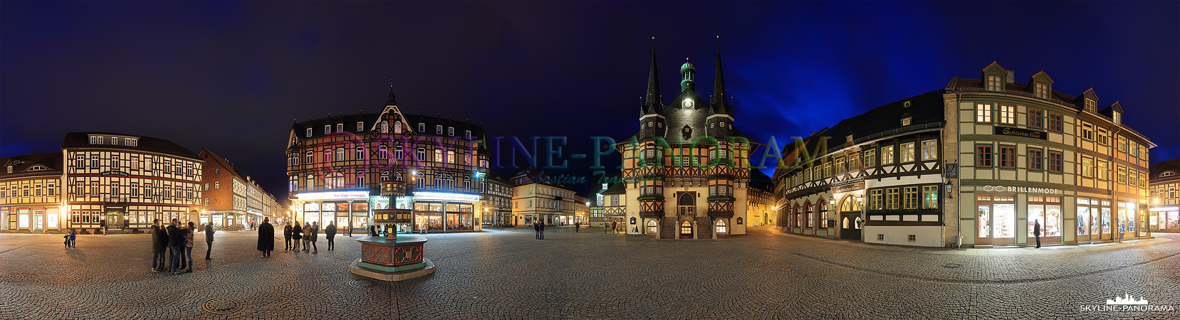 Bilder aus dem Harz - Der Wernigeröder Marktplatz mit dem weltbekannten Rathaus, dem Wohltäterbrunnen und den restaurierten Fachwerkhäusern als Panorama in den Abendstunden aufgenommen. 