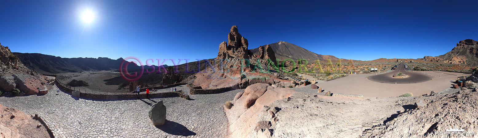 Sehenswertes auf Teneriffa - Blick vom Aussichtpunkt Roques de García in die Ebene Llano de Ucanca und den Gipfel des Teide. 