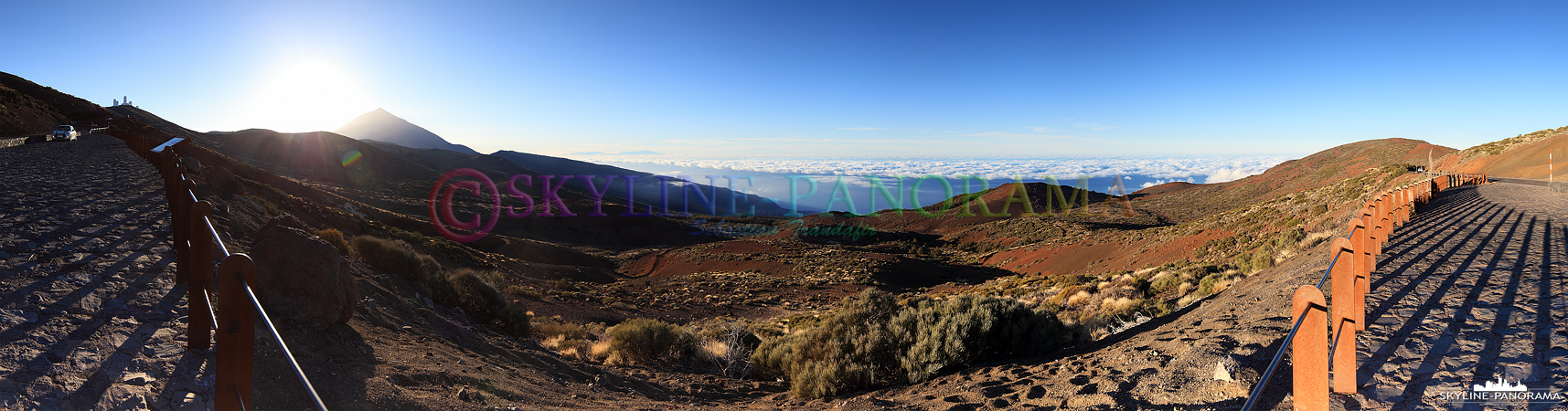 Teneriffa Panorama - Aussichtspunkt im Nationalpark mit dem Blick zum Sonnenuntergang in das wolkenverhangene Orotava Tal. 