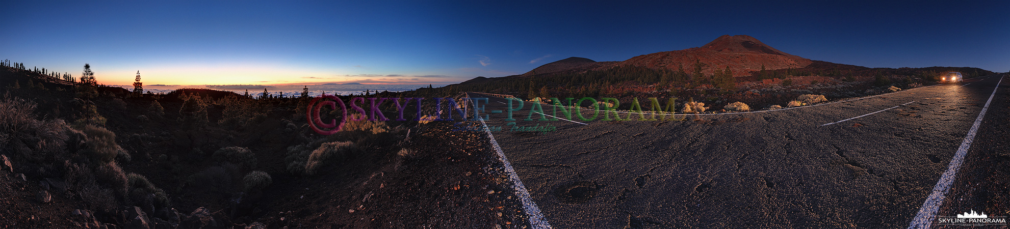 Am Abend unterwegs im Teide Nationalpark auf der Insel Teneriffa - Das Panorama zeigt den Gipfel des über 3700 Meter hohen Teides im Sonnenuntergangsleuchten.