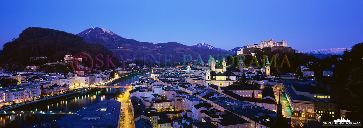 Panorama in 6x17 - Der abendliche Blick auf die Silhouette der Salzburger Altstadt als Panorama vom Mönchsberg gesehen.