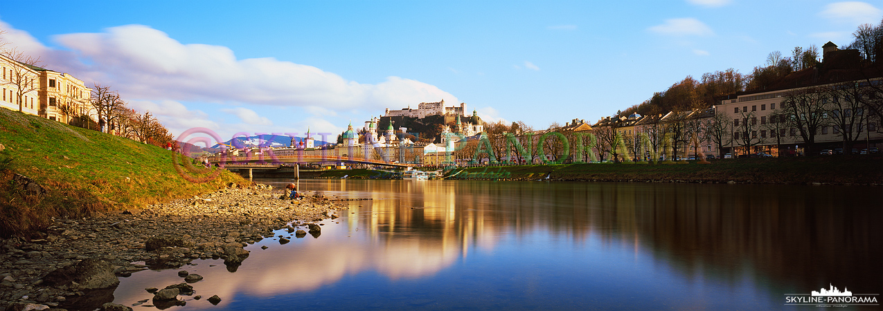 6x17 Panorama von Salzburg - Eine Ansicht der Stadt Salzburg vom Ufer der Salzach aus gesehen, hierbei handelt es sich um eine Langzeitbelichtung. 