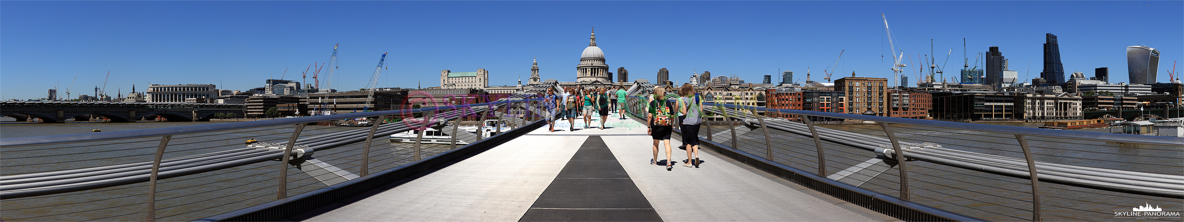 City of London - Ein Panorama von London, das auf der Millennium Bridge entstanden ist, es zeigt den Blick auf die City von London mit der St Paul’s Cathedral im Zentrum. 