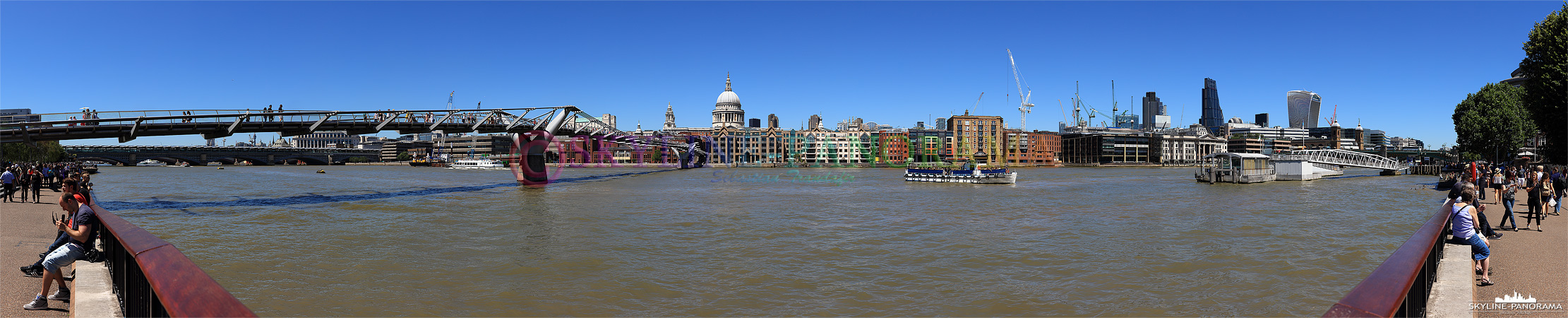 Bilder aus England - Panorama der City of London vom Ufer der Themse mit der Millennium Bridge und der St Paul’s Cathedral an einem wunderbaren Sommertag. 