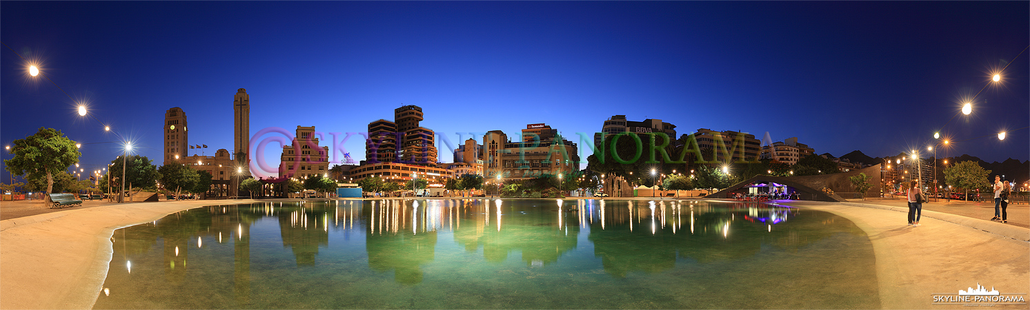 Panorama Teneriffa - Abendstimmung am Plaza de Espana im Herzen der Inselhauptstadt Santa Cruz de Tenerife. 