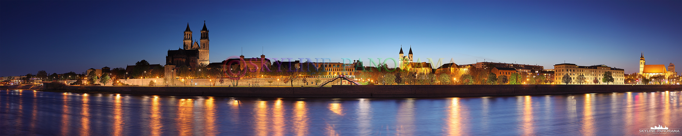 Panorama Magdeburg - Die abendliche Stadtansicht der Landeshauptstadt Magdeburg, das Panorama entstand am Elbufer zwischen der Hubbrücke und der Neuen Strombrücke.