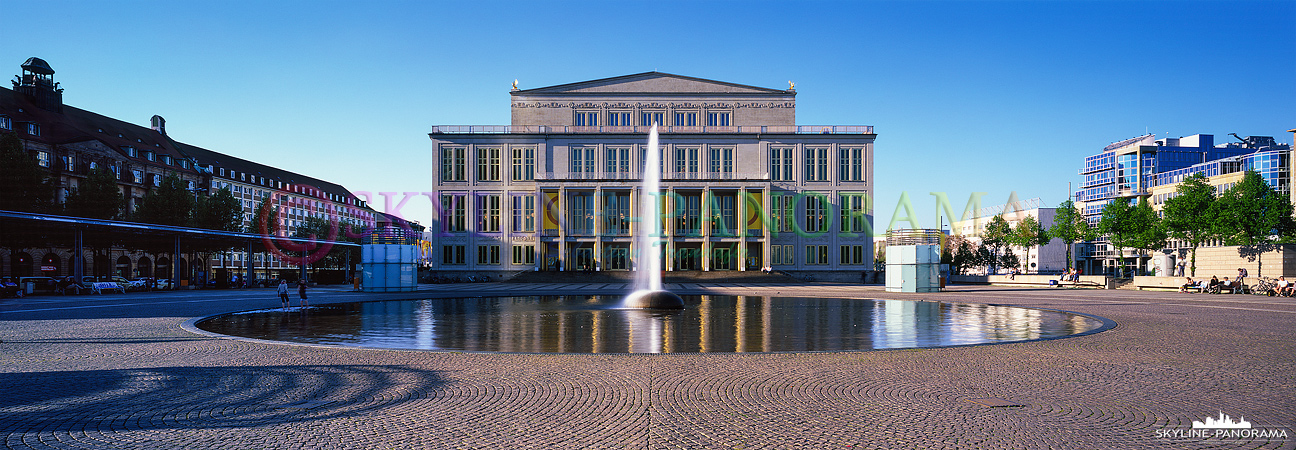 Bilder aus Leipzig - Das Opernhaus auf dem Leipziger Augustusplatz als 6x17 Panorama auf Fuji Velvia 50 Dia Film. 