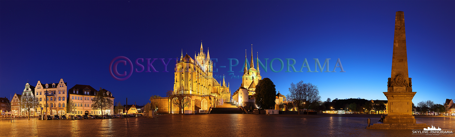 Bilder aus Erfurt - Der Domplatz von Erfurt als Panorama zur Blauen Stunde.