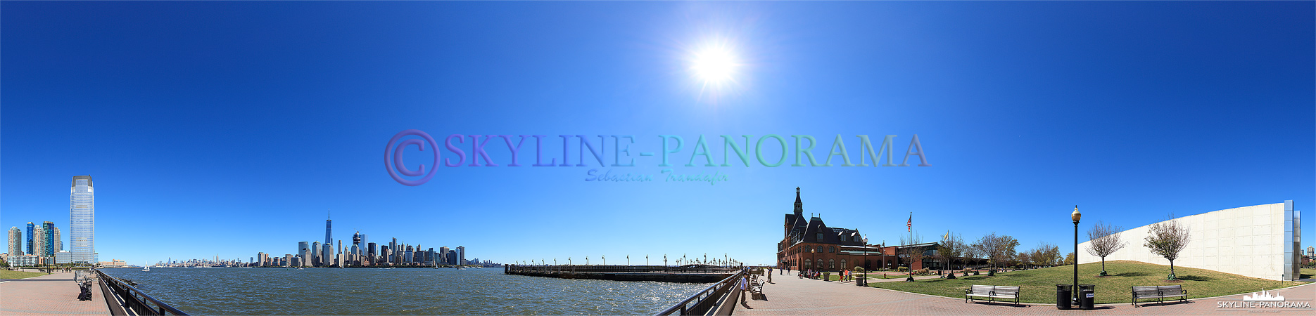 Blick vom Liberty State Park in Jersy City auf Downtown Manhattan und den Hudson River. 