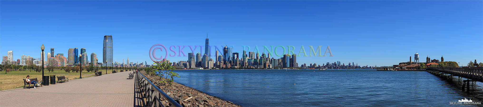 Das Panorama vom Liberty State Park in Jersy City auf die Skyline von Manhattan mit Elise Island am rechnen Bildrand. 