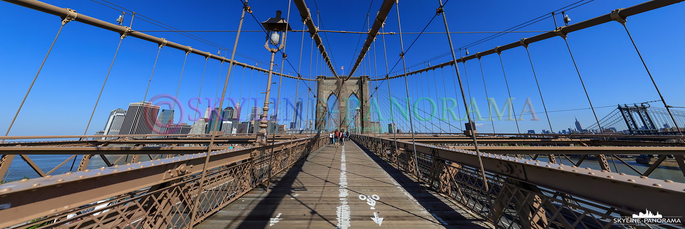 New York Sehenswürdigkeiten - Panorama der Brooklyn Bridge in New York City, das bekannte Wahrzeichen der New Yorker Skyline gehört zu den ältesten Hängebrücken der USA und verbindet die New Yorker Stadtteile Manhattan und Brooklyn.