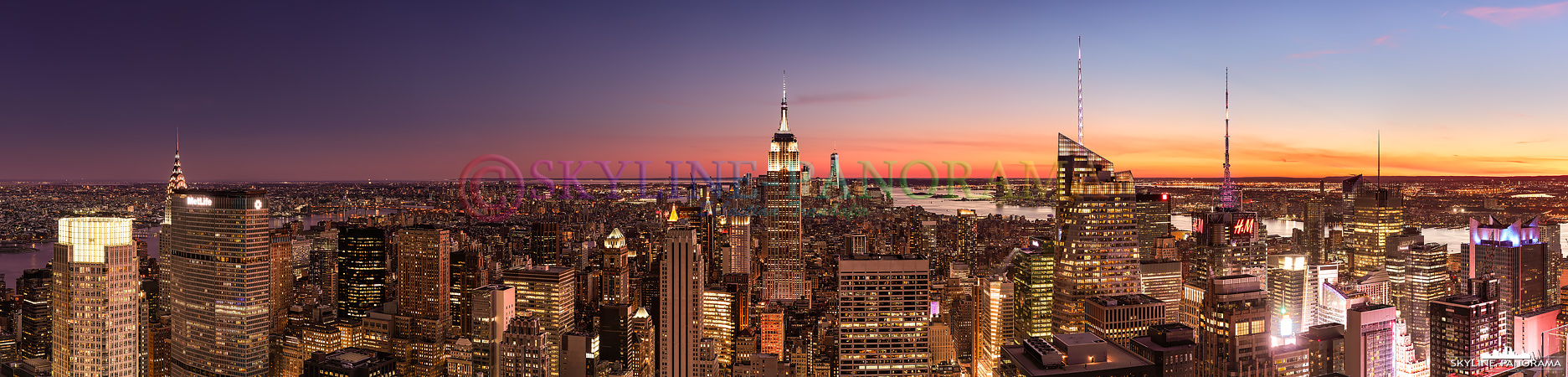 Blick über New York - Die Skyline von Manhattan als Panorama vom Rockefeller Center. Die Aussichtsplattform ist besser bekannt unter dem Namen Top of the Rock und bietet seinen Besuchern nicht nur zum Sonnenuntergang einen spektakulären Ausblick auf die Wolkenkratzer der New Yorker Skyline.