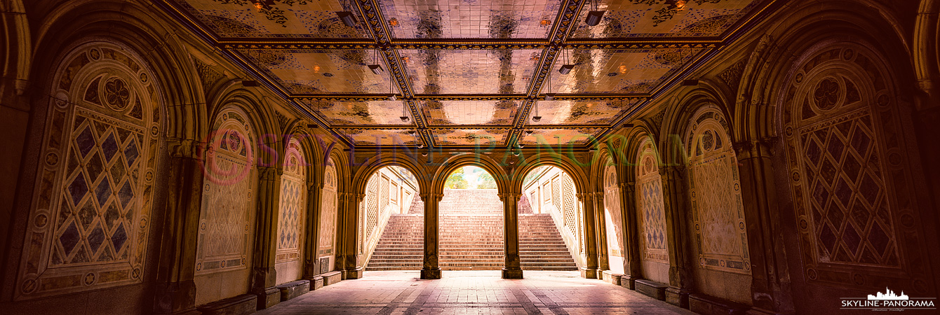 Sehenswürdigkeiten von New York - Eine der bekanntesten Sehenswürdigkeiten im New Yorker Central Park ist die Bethesda-Terrace, sie wird oft als das "Herz des Parks" bezeichnet. Auf diesem 6x17 Panorama ist eine Innenansicht der Terrasse zu sehen, dank einer sehr stimmigen Akustik kommt es nicht selten vor, dass hier Straßenmusiker ihr Können darbieten. 