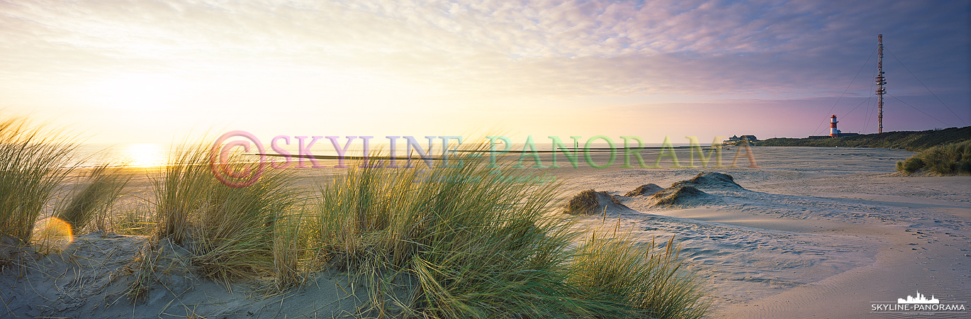 Nordsee Bilder – Die Dünen am Südstrand von Borkum in der Abendsonne mit dem Blick in Richtung des elektrischen Leuchtturms. 