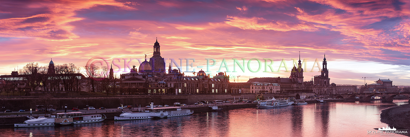 Bilder aus Dresden - Die Skyline von Dresden mit leuchtendem Abendhimmel kurz nach Sonnenuntergang, das Panorama zeigt den Blick von der Carolabrücke.