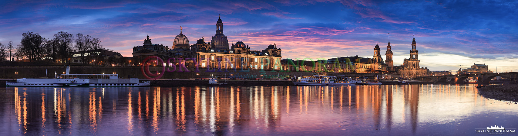 Bilder von Dresden - Das abendliche Panorama auf die Altstadt von Dresden vom Elbufer zwischen der Carolabrücke und der Augustusbrücke gesehen. 