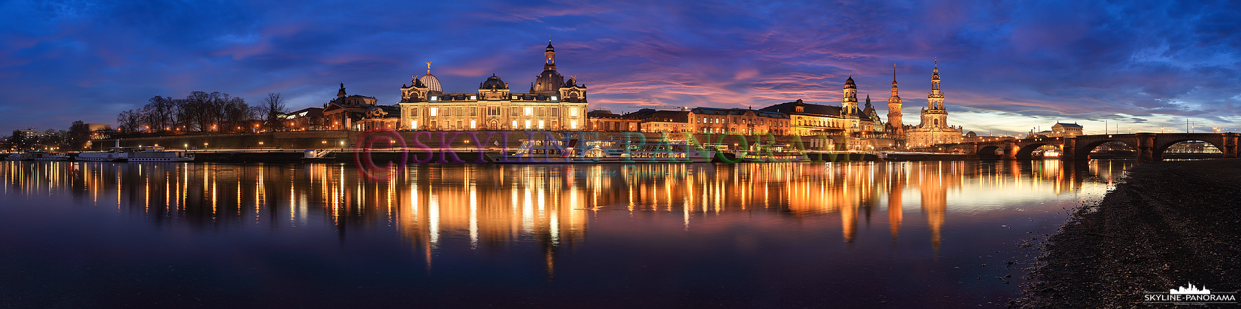 Bilder Dresden - Das Panorama vom Dresdner Elbufer auf die abendlich beleuchtete Altstadt mit der Frauenkirche und der Semperoper, als bekannteste Bauwerke der sächsischen Metropole. 