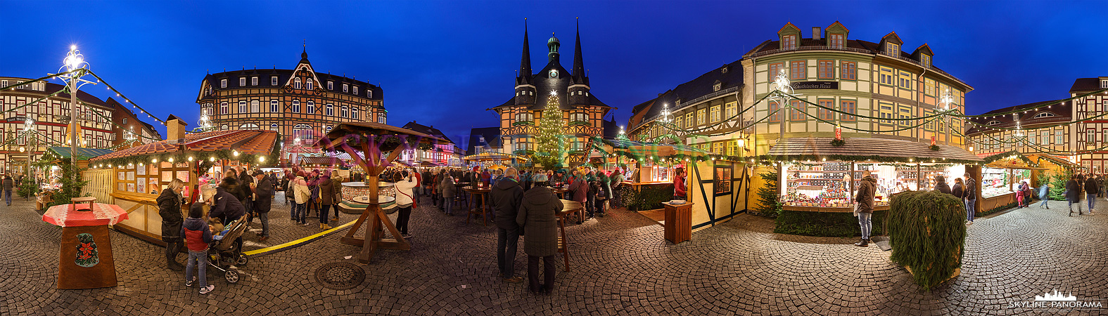 Bilder aus dem Harz - Der Wernigeröder Weihnachtsmarkt als Panorama in den Abendstunden. 