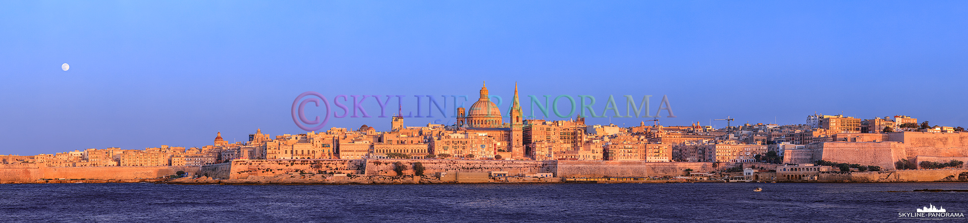 Panorama Malta - Der Blick von Sliema aus auf die historischen Gebäude der maltesischen Hauptstadt Valletta. 