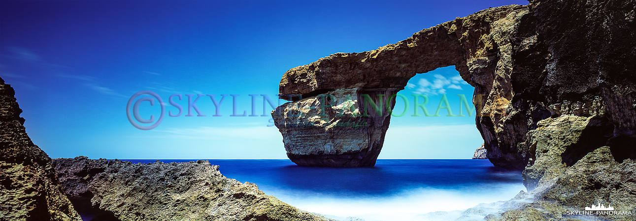 Bilder Gozo - Das Azure Window gehört zu den bekanntesten Sehenswürdigkeiten von Gozo. Das hier gezeigte Panorama ist eine Langzeitbelichtung im Format 6x17