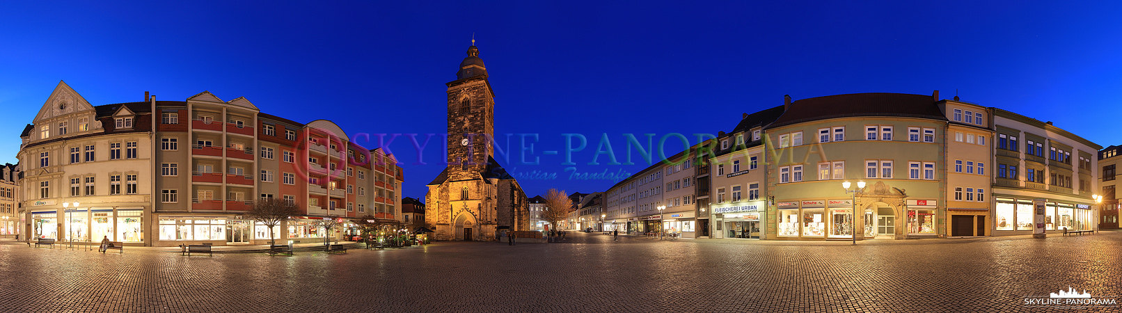 Bilder aus Gotha - Der Neumarkt mit der Margarethenkirche in der historischen Altstadt von Gotha als Panorama zur Blauen Stunde.
