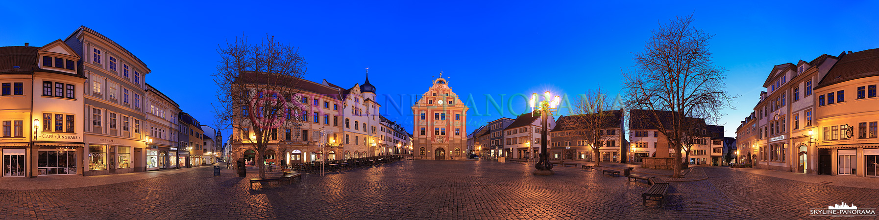 Bilder aus Gotha - Das historische Rathaus der thüringischen Stadt Gotha als abendliches Panorama vom unteren Hauptmarkt aus gesehen.