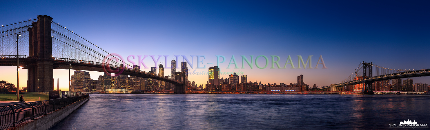 NYC Panorama - Die abendliche Skyline von Downtown Manhattan mit den beiden bekannten Brücken, Brooklyn Bridge und Manhattan Bridge vom Empire Fulton Ferry State Park im Stadtteil Brooklyn gesehen.