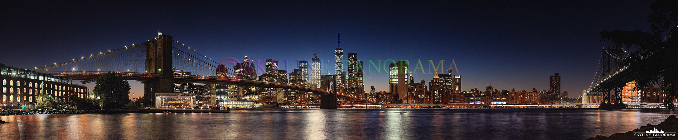 Skyline Panorama von New York City - Die abendliche Stadtansicht entstand im Empire-Fulton Ferry State Park im Stadtteil Brooklyn, der Blick geht in Richtung der historischen Brooklyn Bridge und der dahinter liegenden Südspitze von Downtown Manhattan mit den imposanten New Yorker Wolkenkratzern.