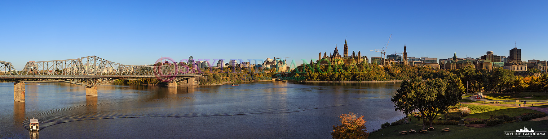 Die Hauptstadt Kanadas als Panorama im Schein der untergehenden Sonne. Der Blick geht von Gatineau aus in Richtung des Ottawa River und des Parlamentshügels. 